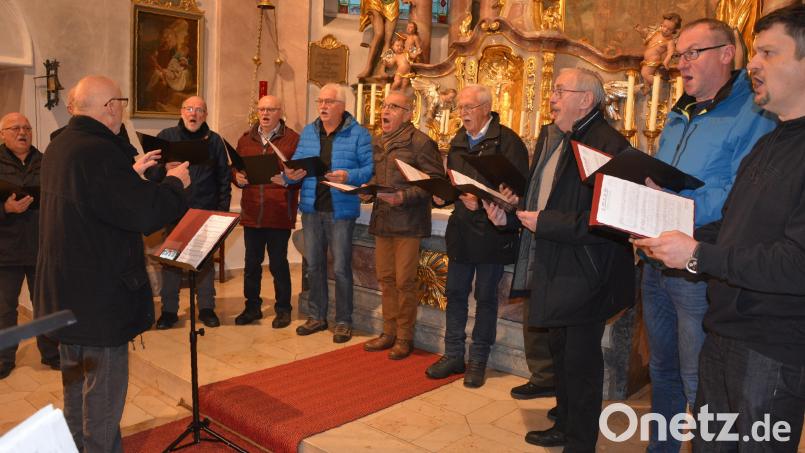 Zu den Mitwirkenden beim Benefizkonzert von „Kopf hoch“ Konnersreuth in der Pfarrkirche St. Laurentius zählte auch der Männergesangverein Konnersreuth mit Leiter Josef Wölfl. Bild: jr