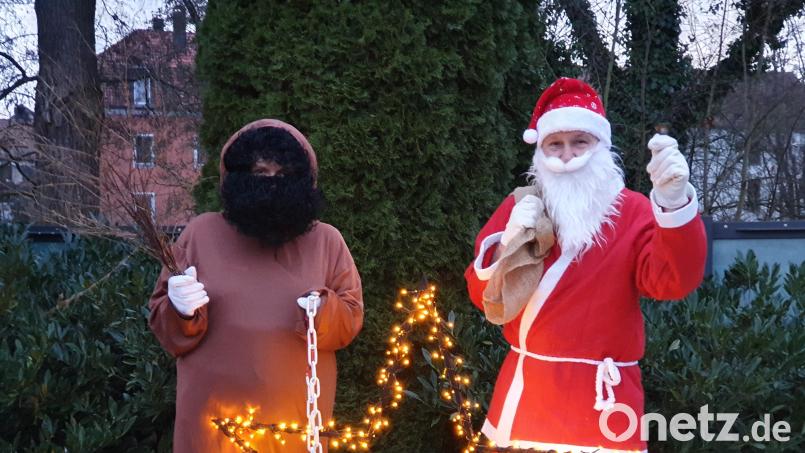 Am 6. Dezember 2023 sind Nikolaus (Alfons Wanninger) und Knecht Ruprecht (Sabine Singer) im Kurfürstenbad Amberg zu Gast. Viel Spaß und eine Kleinigkeit (solange das, was im Sack ist, reicht) versüßen die Vorweihnachtszeit für die Besucher an diesem Tag. Bild: Daniel Wanninger, Stadtwerke Amberg/exb