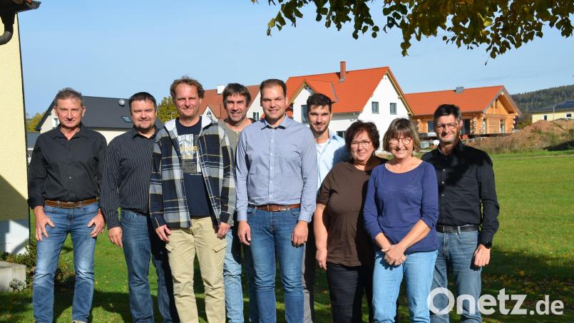Thomas Hecht, Schriftführer Harald Tretter, Vorsitzender Manuel Griener, Rechnungsprüfer Uli Arzberger, Zweiter Vorsitzender Daniel Stich, Daniel Deubzer, Martina Amtmann, Maria Stich und Stefan Vetter (von links) bilden den neuen Vorstand der Freien Wähler Kulmain. Bild: Freie Wähler Kulmain/exb