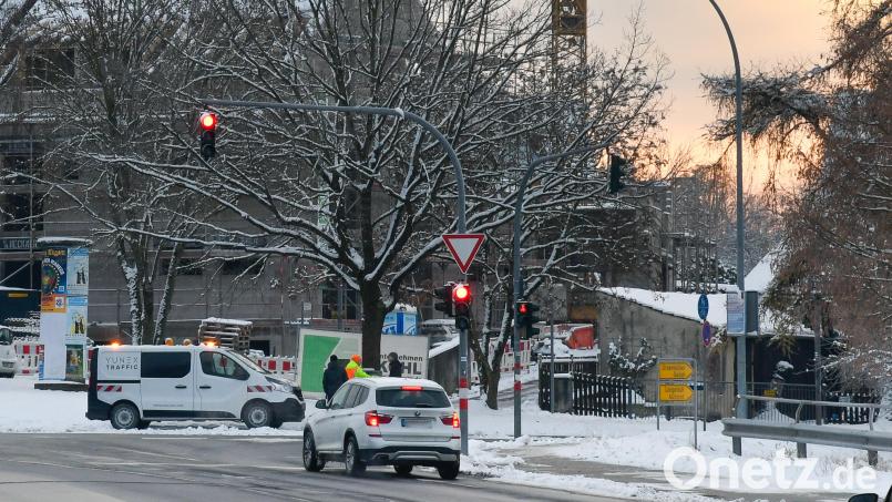 Die Ampelanlage in der Achse Kastler Straße/Fuggerstraße bei real-Verbrauchermarkt in Amberg – hier kam es am Montagmorgen zu einem rund 45-minütigen Ausfall der Ampel. Bild: Petra Hartl