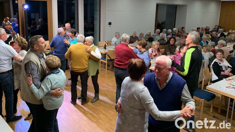 Bei einem guten Wein und Brotzeiten bei bester musikalischer Unterhaltung und einem Tänzchen, fühlen sich die hundertfünfzig Senioren im Pfarrsaal bestens aufgehoben. Bild: mab