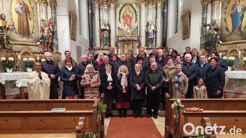 18 Paare erneuern ihr Eheversprechen in der Pfarrkirche St. Pankratius. Bild: Monika Baumgardt/exb