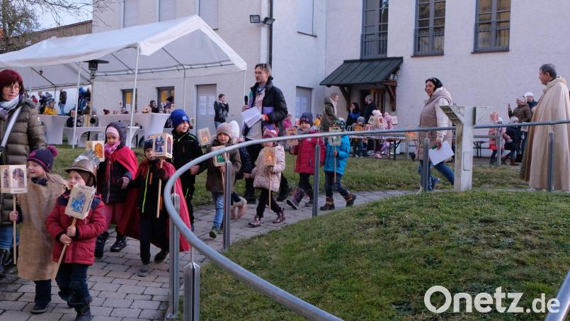 Ein langer Lichterzug bewegt von vom Kindergarten zur Kirche. Bild: le