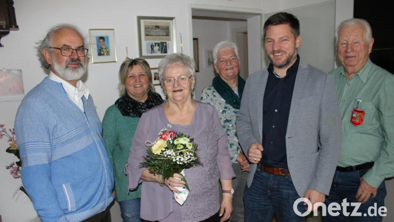 Das Bild zeigt die Jubilarin im Kreise der Gratulanten darunter Pfarrer Heinrich Rosner, Bürgermeister Peter Neumeier und den Vertretern vom Wanderverein Irrenlohe und vom Gartenbauverein Schwarzenfeld. Bild: ral