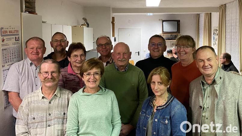Das neue Vorstandsteam bilden (hinten von links) Jürgen Rieger, Thomas Krybus, Erna Widenbauer, Thomas Bauer, Rudolf Götz, Josef Gilch, Ute Gruber sowie (vorne von links) Jürgen Gruber, Irmi Steinbacher und Petra Sperl. Bürgermeister Erich Meidinger (rechts) gratulierte. Bild: wec