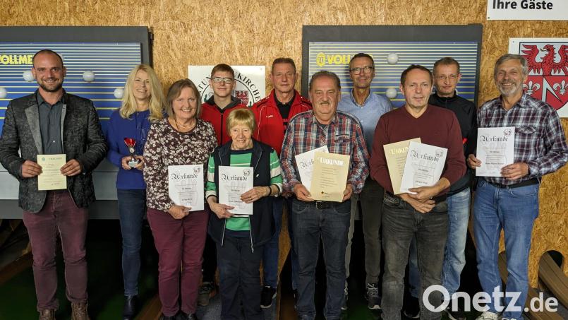 Fortuna Neukirchen ehrte verdiente Mitglieder (von links): Vorsitzender Markus Luber, Birgit Höfler, Erika Horn, Oliver Hampl, Ehrenmitglied Erna Thümmler, Klaus Lösel, Günter Rupprecht, Bürgermeister Peter Achatzi, Jürgen Witt, Carsten Bohun und Dieter Deyerl. Bild: ruw