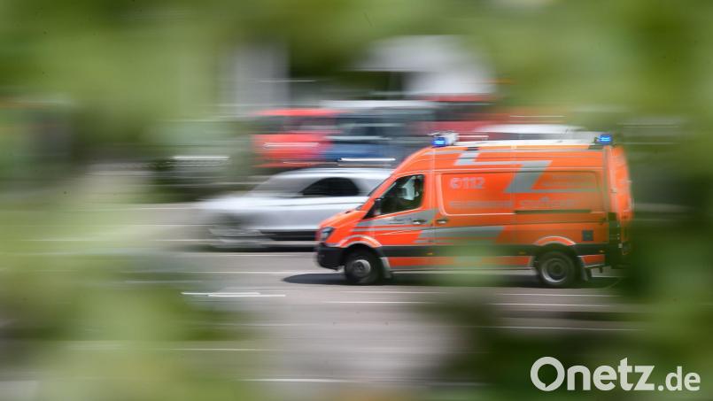 Das Opfer wurde schwerverletzt mit einem Rettungswagen in ein Krankenhaus gefahren (Symbolbild). Bild: Sebastian Gollnow/dpa