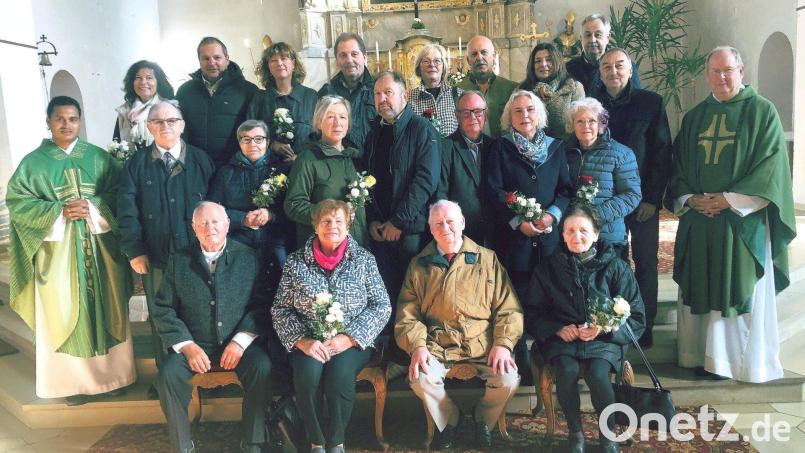 Die Einladung zum Tag der Ehejubiläen in der Pfarreiengemeinschaft Wiesau-Falkenberg in Wiesau folgten zehn Ehepaare. Zelebriert wurde der Festgottesdienst von Pfarrer Markuns Nees (rechts) und Pfarrvikar Pater James (links). Bild: wro