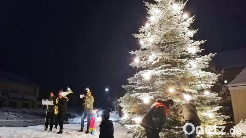 Zu den Klängen der Bläsergruppe wurden in Adlholz (Hahnbach) erstmals die Lichter am Dorfchristbaum eingeschaltet. Bild: I. Rauscher