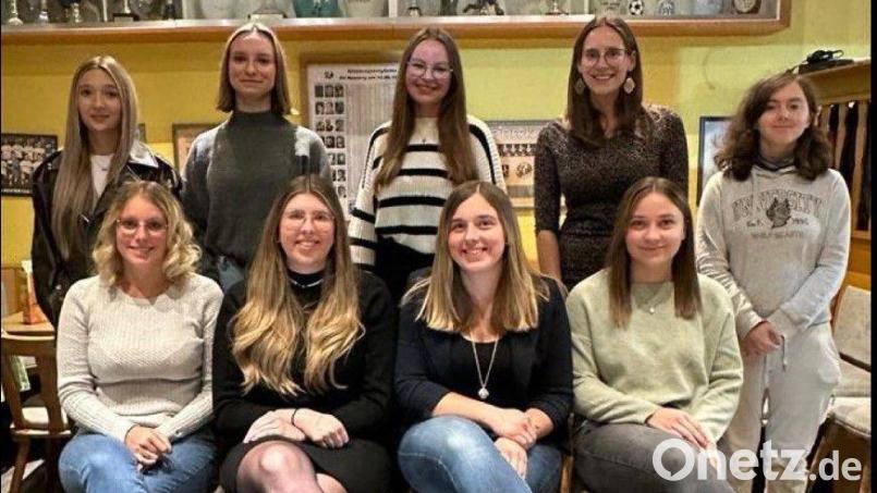 Das erfolgreiche Damen-Tennis-Team des SV Neusorg: Angelina Köstler (hinten von links), Nele Aures, Josephine Keck, Elena Philipp, Paula Faltenbacher sowie Ramona Striegl (vorne von links), Johanna Bayer, Lena Bauer und Lisa Bauer. Bild: Peter Bauer/exb