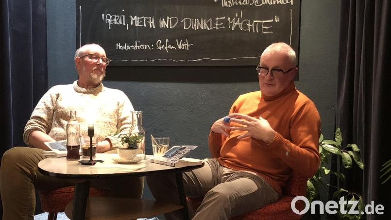 Thomas Bäumler (rechts) und Stefan Voit lesen im Kaffeekollektiv in Neustadt aus dem Krimi „Gerti, Meth und dunkle Mächte“ vor. Bild: krb