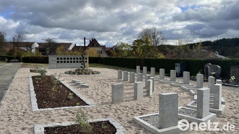 Kurz vor Allerheiligen wurde die neue Urnenwand samt Urnenhain auf dem Neustädter Friedhof fertig gestellt. Bild: Corinna Hagn/exb