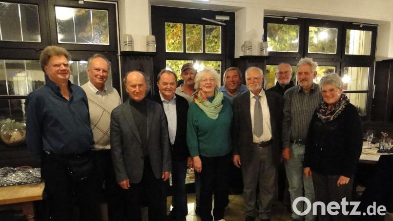 Der neue Vorstand und die Geehrten des Briefmarkensammlervereins (von links): Heinz Bauer, Günter Heidingsfelder, Klaus Schmien, Josef Schlaffer, Andreas Heinl, Edina Tschernich, Werner Zylowski, Vorsitzender Hans Dietmayr, Klaus Tschierschke, Michael Müller und Marianne Schmien. Bild: Marcus Rebmann/exb