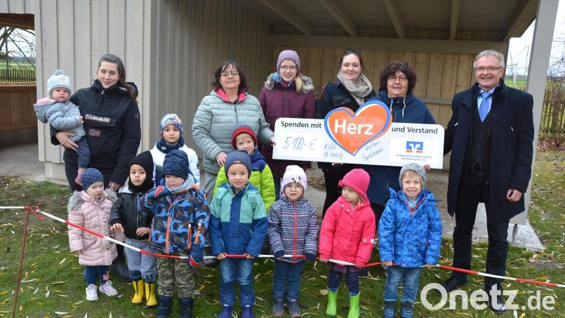 Mit Hilfe einer Crowdfunding-Aktion wurde das neue Gartenspielhaus des Kindergartens Hedwigsheim finanziert. Regionalmarktleiter Harald Zottmeier (rechts) von der Volksbank Raiffeisenbank Nordoberpfalz übergab an Kindergartenleiterin Regina Schiffmann (Zweite von rechts) den Scheck in Höhe von 5100 Euro. Bild: jr