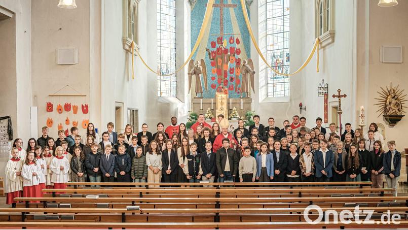 80 Firmlinge der Pfarreiengemeinschaften Windischeschenbach-Neuhaus und Püchersreuth-Wurz empfangen das Sakrament der Firmung. Bild: Wolfgang Schmid