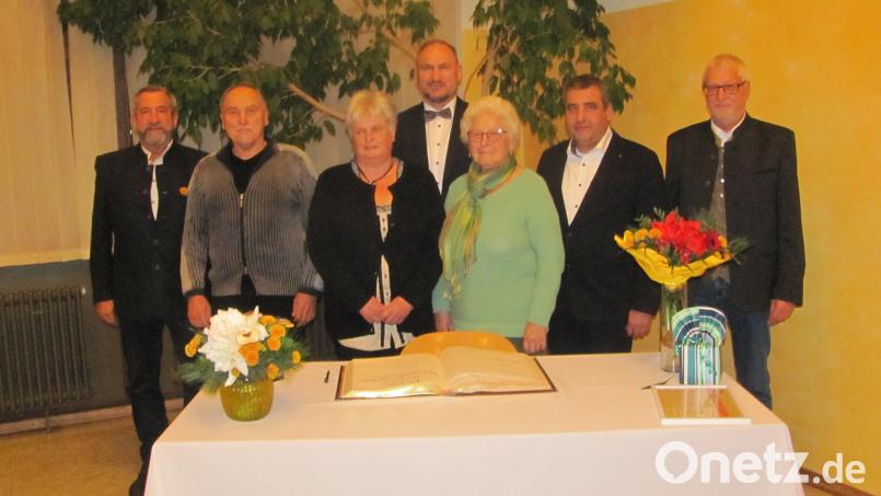 Barbara Weinert, (Dritte von rechts), Christine Göppl (Dritte von links) Stephan Erras (Zweiter von. links) und Erwin Klemm (links) wurde mit der Ehrenamtsurkunde ausgezeichnet. Bild: sei