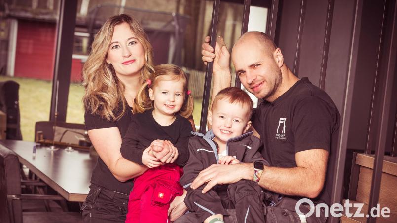 Johannes Reindl, im Bild zusammen mit Ehefrau Jitka und den Kindern Paul und Luisa, führt das Traditionsunternehmen Metallbau Franz in der dritten Generation als alleiniger Geschäftsführer. Bild: Kerstin Wegmann/exb
