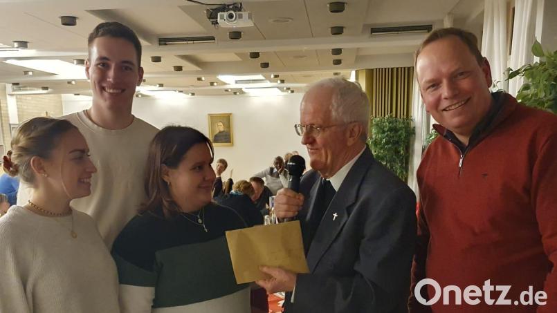 Stadtpfarrer Josef Häring überreicht an Gruppenleiterin Johanna Kippes sowie die Oberministranten Alexander Schmid und Samira Blaschke (von links) 1600 Euro als Privatspende für die Rom-Wallfahrt im nächsten Jahr. Es freut sich mit ihnen Kirchenpfleger Michael Kippes (rechts). Bild: mas