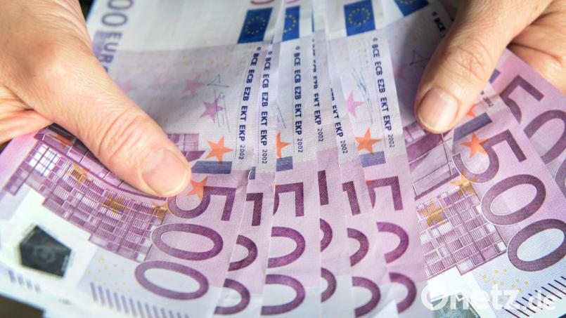 Wer mehrere tausend Euro in bar dabeihat, sollte dies bei einer Kontrolle erklären können. Sonst drohen Ermittlungen wegen Geldwäsche. Symbolbild: Patrick Seeger/dpa