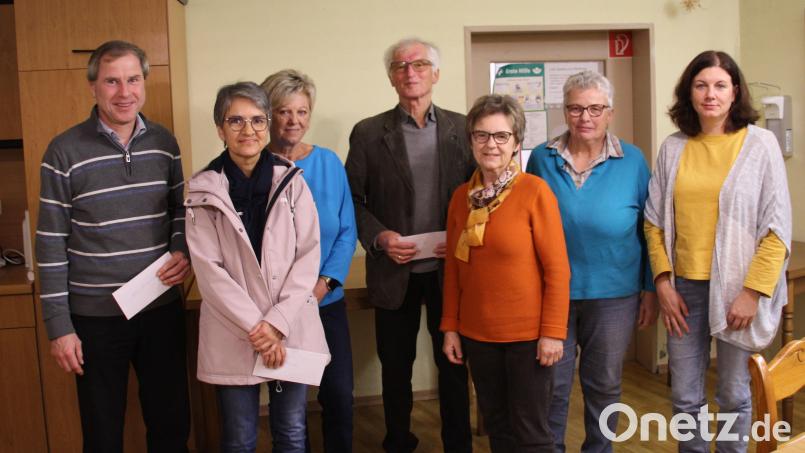 Der Vorstand des Frauenbundes überreichte die Spenden in Höhe von 250 Euro an Pfarrer Werner Sulzer (links), 200 Euro an Doris Flieder (Zweite von links) und 200 Euro an Bernhard Saurenbach (Vierter von links). Bild: bjo