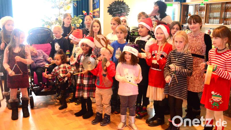 Die Musikschule &quot;Fantasie&quot; unterhält die Gäste mit Weihnachtsliedern. Bild: Kunz