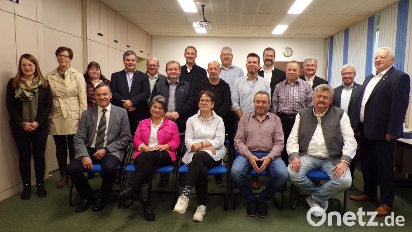Die MMM-Mitarbeiter werden von Gesellschafter Michael Koller (hintere Reihe, rechts) sowie den Geschäftsführern Thomas Denner (mittlere Reihe, Dritter von links) und Robert Eibl (mittlere Reihe, rechts ) geehrt. Bild: MMM GmbH/exb