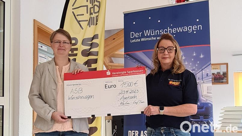 Birgit Neukam-Leißner (links) bei der Spendenübergabe an Simone Kreppner vom ASB-Regionalverband Jura. Bild: Michaela Gebhardt/exb