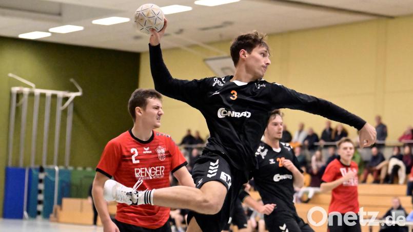 Moritz Graf von der HG Amberg kann in dieser Szene freistehend von der Seite eines seiner vier Tore gegen den SV Buckenhofen erzielen. Bild: Hubert Ziegler