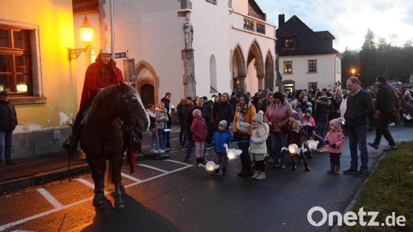 Der Heilige St. Martin hoch auf dem Pferd führt den Laternenzug der Kinder nach der Martinsfeier in der Stadtpfarrkirche an. Bild: bey