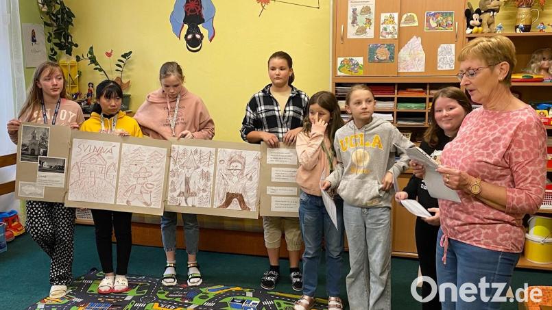Kinder und ihre Lehrer stellen die ersten Ergebnisse zu ihren Heimatorten zweisprachig in der Mansesova Schule in Mies (Stribro) vor. Bild: sm
