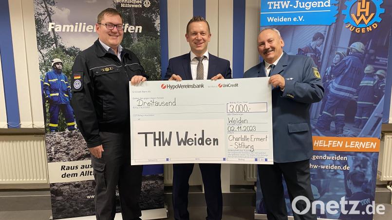 Andreas Duschner (links), Christian Wolf (Mitte) und Michael Braun (rechts) freuen sich gemeinsam über die Spende zur Anschaffung eines neuen Kranlastwagens. Bild: THW Weiden/exb