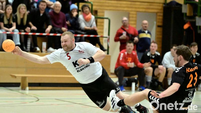 Eine Woche nach dem Derbysieg gegen die HG Amberg unterlagen Thomas Weiß (links) und der HC Sulzbach-Rosenberg beim Spitzenreiter ESV Regensburg deutlich. Archivbild: Hubert Ziegler