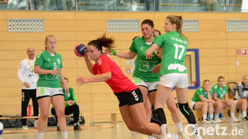 Anna Stubenvoll (am Ball) war mit sechs Toren beste Werferin für die HSG Nabburg-Schwarzenfeld beim Heimsieg gegen den HC Sulzbach. Archivbild: mhs