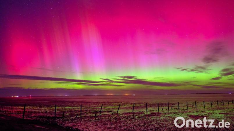 Polarlichter sind am Himmel über Schillig (Kreis Friesland) zu sehen. (Archivbild) Bild: Markus Hibbeler/dpa