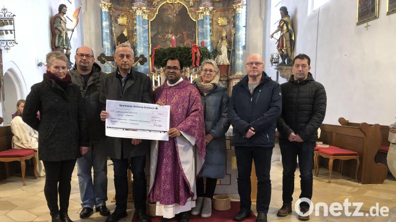 Ein Teil des Organisationsteams des gemeinsamen Pfarrfestes bei der Spendenübergabe (von links): Michaela Kreuzer (Vilseck), Hubert Merkl (Sorghof), FLIKA-Kassier Oskar Schmidt, Pater Robin Xavier, Manuela Kreuzer, Ludwig Ratzke (beide Schlicht) und Lothar Hasenstab (Vilseck). Bild: ct