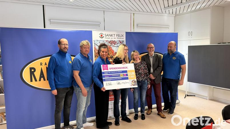 Markus Pleyer (links), Jürgen Meyer (Zweiter von links), Christine Ollenburg (Dritte von links), und Jens Stenglein (rechts) von Ramasuri sowie Verena Kutzer (Mitte) vom Backhaus Kutzer überreichen Susanne Wagner (Dritte von rechts) und Matthias Matlachowski (Zweiter von rechts) den Scheck. Bild: Daniel Kroha/Ramasuri/exb