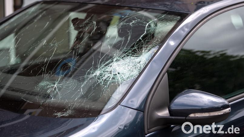 Ein bislang Unbekannter hat in Erbendorf an einem Auto die Windschutzscheibe eingeschlagen und an einem anderen einen Reifen zerstochen. Symbolbild: Sina Schuldt/dpa