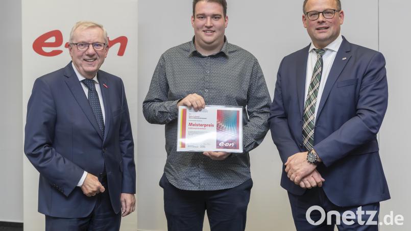 Jürgen Kilger, Hauptgeschäftsführer HWK Niederbayern Oberpfalz, (links) mit Fabian Lehmeier aus Ursensollen und Rolf Heiermann, EDG - Leiter Verkauf Energielösungen Region Süd. Bild: Uwe Moosburger