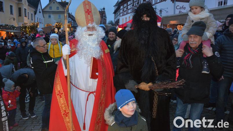 Beim „Weihnachtlichen Kunsthandwerkermarkt“ in Bad Neualbenreuth ist auch Sankt Nikolaus mit Knecht Ruprecht dabei. Archivbild: jr