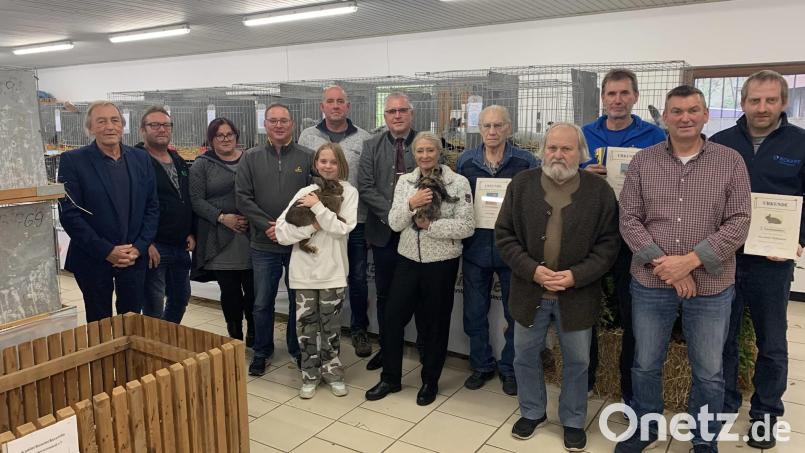 Bei den Ehrungen der Kaninchenzüchter im Vereinsheim in Schwarzenfeld wurde der Erfolg des Zuchtjahres 2018 mit Pokalen, Plaketten und Urkunden belohnt. Bild: Kochherr/exb