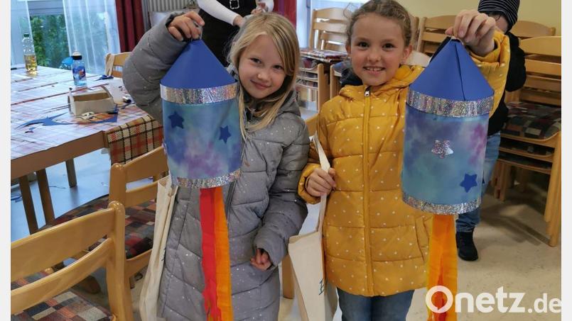 Die Kinder zeigen stolz ihr gebastelten Laternen. Bild: ela