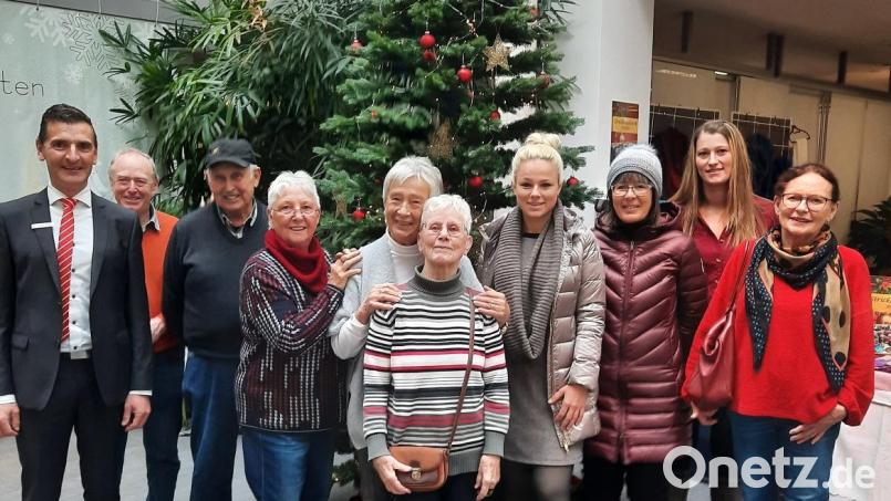 Unternehmensbereichsleiter Markus Feuerer (links) begrüßt die Aussteller bei der Weihnachtsausstellung in der Sparkasse. Bild: Ulrike Lorenz/exb