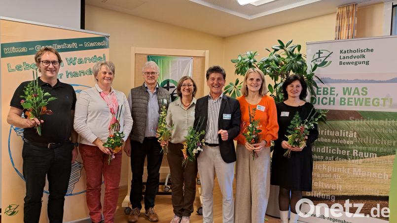 Der neu gewählte Diözesanvorstand: Thomas Schuster, Ernestine Gietl, Hans Kick, Christine Reitinger, Max Hastreiter, Sabine Kuran, Birgit Gösl (von links). Bild: Gaßner/exb