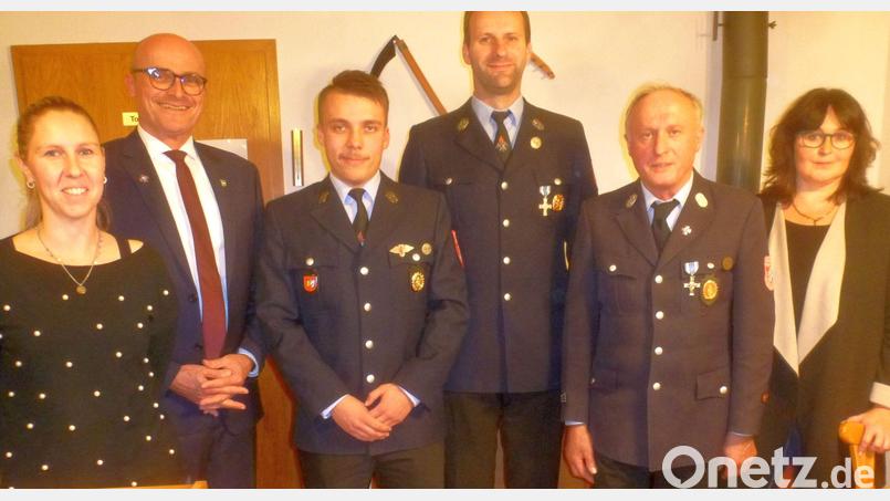 Dominik Meier (Dritter von links) übernimmt das Amt des Kommandanten von seinem Vater Hans Meier (Fünfter von links). Markus Kaiser (Vierter von links) ist Stellvertreter. Mit im Bild Bürgermeister Maximilian Beer und Carmen Reger-Mysik (links), die Nachfolgerin von Feuerwehrsachbearbeiterin Ute Voith (rechts). Bild: Mandl/exb