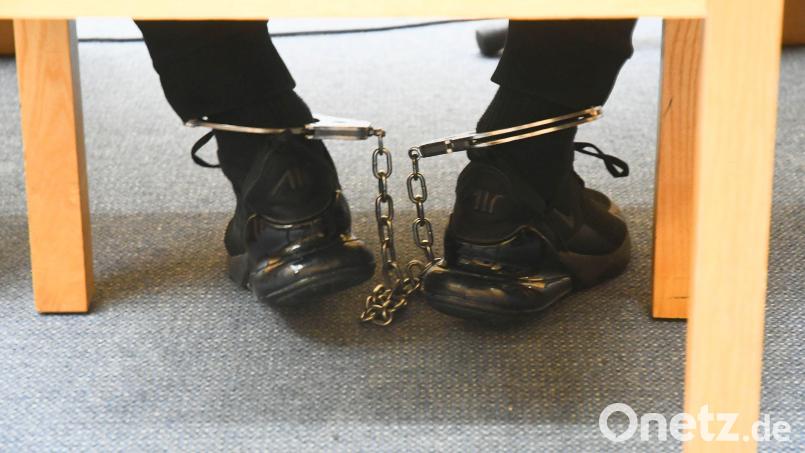 Der Hauptangeklagte, der bis zu seiner Verhaftung eine Shishabar in Weiden führte, verfolgte den ersten Tag der Hauptverhandlung gegen ihn in Fußfesseln. Bild: Gabi Schönberger