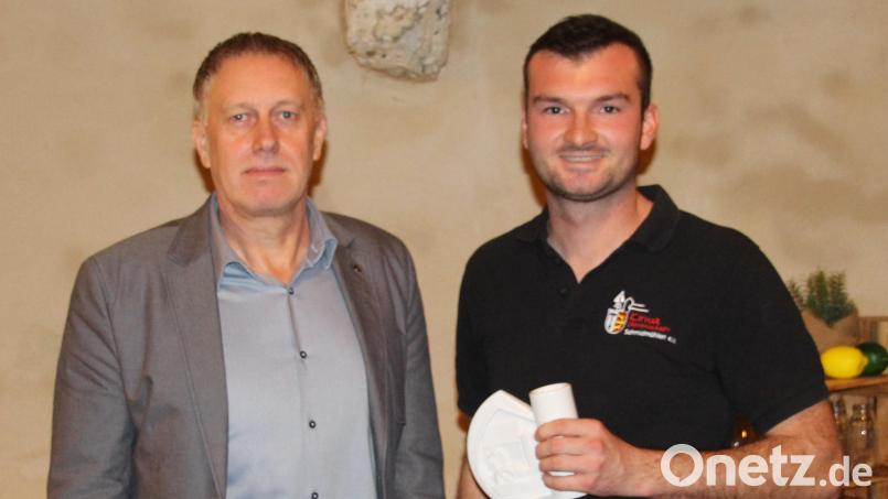 3. Bürgermeister Matthias Huger (links) übergab ein Präsent der Gemeinde an Armin Lamecker (rechts), den scheidenden Vorsitzenden der Kirwagemeinschaft Schmidmühlen. Bild: bjo