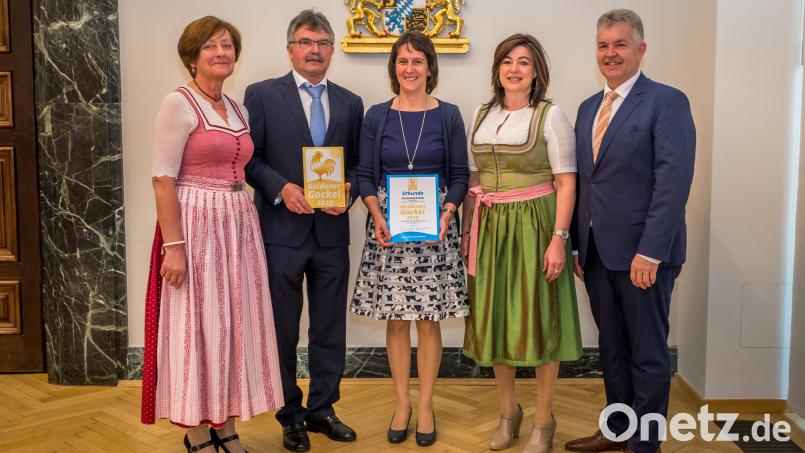 Der Ferienhof Frank aus Schwarzenbach darf die nächsten drei Jahre mit dem &quot;Goldenen Gockel&quot; werben. Bei der Preisübergabe waren (von links) Gerda Walser, Vorsitzende des Landesverbands, Josef und Monika Frank, Angelika Soyer, Zweite Vorsitzende des Landesverbands, sowie Amtschef Hubert Bittlmayer dabei. Bild: Florian Maucher/StMELF