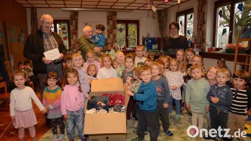 Herbert Putzer, der Vorsitzende der Kinderkrebshilfe Oberpfalz-Nord und Hedwig Reger von der Vohenstraußer Tafel freuen sich über die Geld- und Sachspenden des Kartengartens St. Elisabeth. Bild: bey