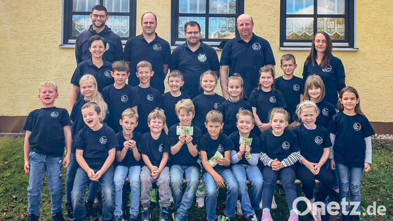 Spendenübergabe der Burschenschaft Kastl an die Kinderfeuerwehr Unterbruck. Bild: FFW Unterbruck/exb