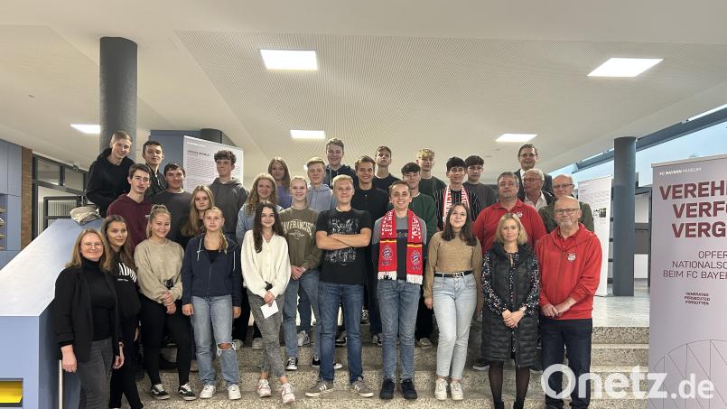 Die Klasse 10 d der Naabtal-Realschule in Nabburg holt die Wanderausstellung &quot;Verehrt-Verfolgt-Vergessen&quot; des FC Bayern München an ihre Schule. Bild: Naabtal Realschule/exb
